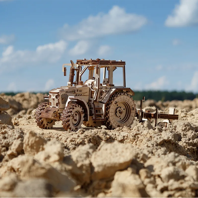 Image du produit 4: EWA Tracteur Belarus 82.3 avec charrue 325 pièces